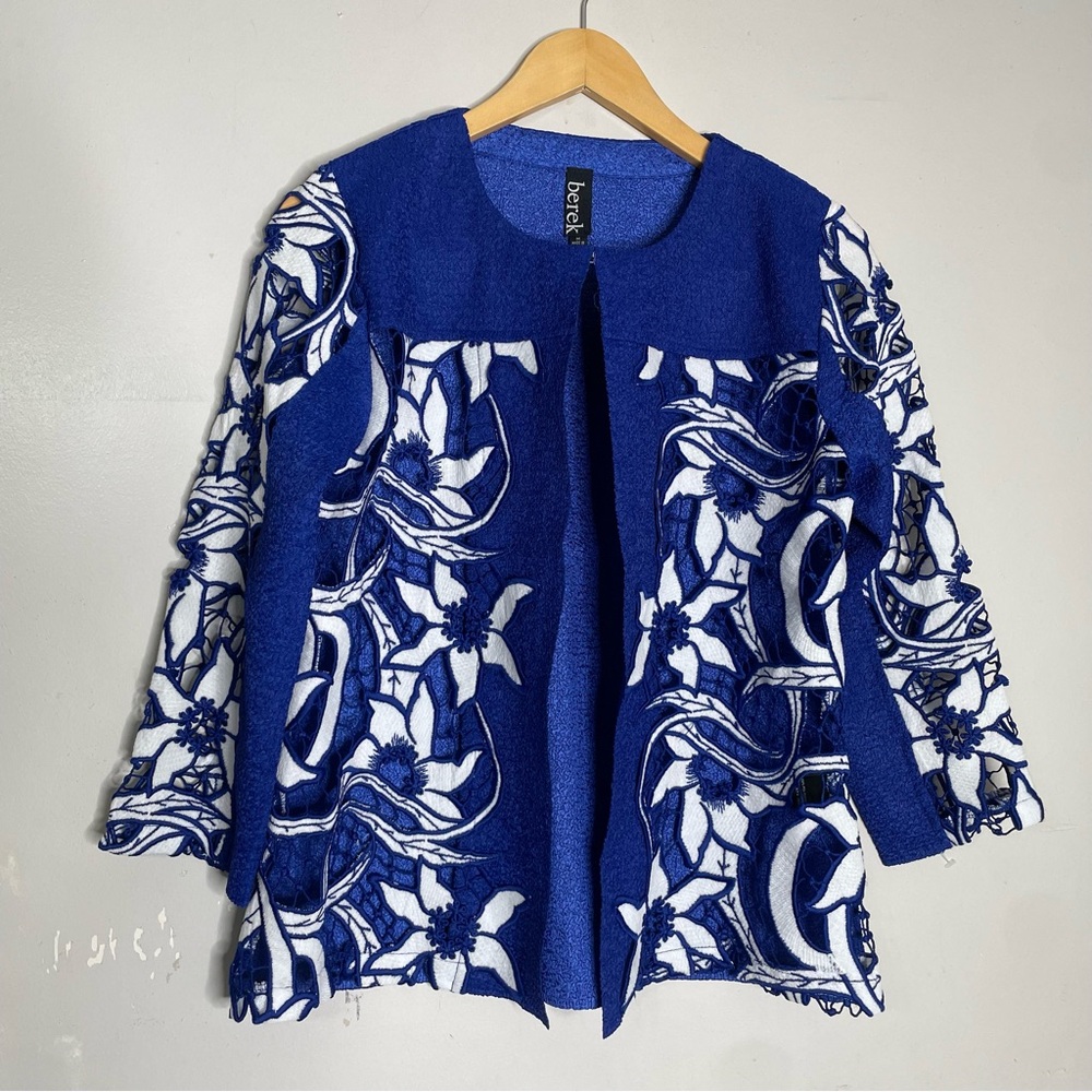 Berek Appliqué 3D Open‎ Blue White Floral Lace 3/4 Sleeve Button Front Jacket M